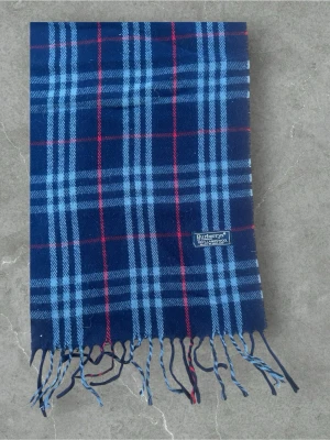Burberry Halsduk blå - 💪🏽Skick:Ny utan prislapp   📐Mått:Längd:143cm:Bred:29cm  📎Material:100%Lambswool  📦Skickar alltid inom 24h  💸Köp fler plagg för att få billigare pris  ✅Äkthetsgaranti