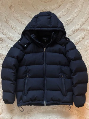Polo Ralph Lauren The Decker jacket - Mörkblå Jacka från Ralph Lauren, inköpt för två månader sedan på Zalanda och sparsamt använd. Ytterfoder i 40% ull vilket ger jackan ett matt och lyxig utseende. Nypris 8500kr