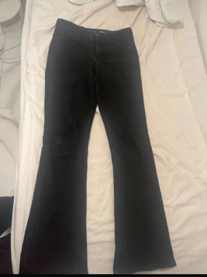 Svarta bootcut jeans från Kappahl  - Använd fåtal gånger, nyskick. 