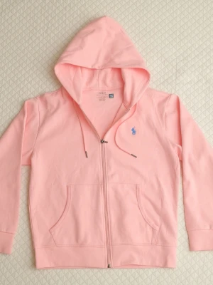 Ljusrosa hoodie från Polo Ralph Lauren - Säljer min ljusrosa hoodie från Polo Ralph Lauren. Endast använd ett fåtal gånger och är i ny skick.
