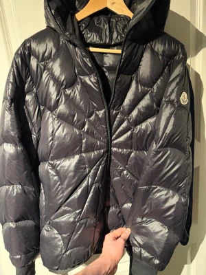Moncler spider maya - Sjukt snygg och unik moncler Maya spider. I mycket fint skick och knappt använd. Frågor? Kontakta mig ✅ PS, KÖP INTE MED INSTABOX OM DU VILL FÅ VARAN FRAKTAD SNABBT‼️‼️