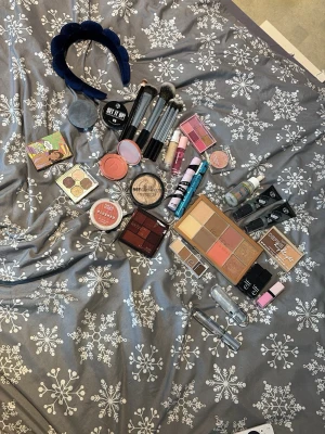 Sminkborstar och tillbehör - Säljer ett kit med sminkborstar, puder, paletter, rouge, highlighter och en blå sammetsdiadem. Produkterna är från märken som e.l.f., MUA och W7. Perfekt för dig som vill ha många verktyg och tillbehör för makeup.