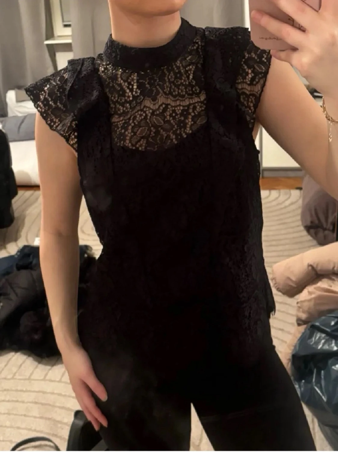 Svart spetsblus med volangdetaljer - 3