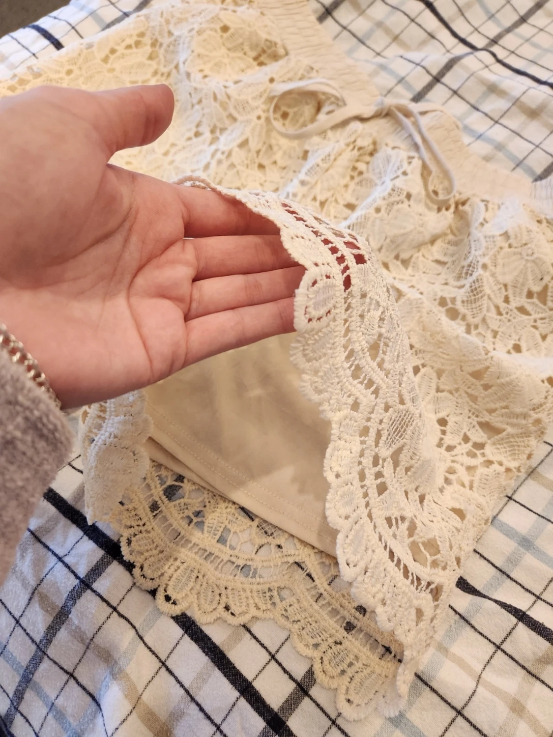 Beige virkade spets-shorts - 1