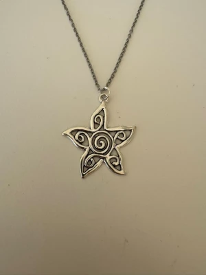 Starflower  - Halsband som inte är i äkta silver/guld. Kedja är oftast 50cm men kan ibland komma i 45cm. Kedja är rostfritt stål, berlock oftast i zinklegering men kan även det i vissa fall vara rostfritt stål. Be gärna om mått på berlock om detta är viktigt då bilderna är missvisande när det gäller hur stora dom är! 🌹❤️  säljer av alla mina smycken nu som jag och dottern gjort. Vill man se fler än dom jag har utlagda är det bara att skriva, även om man vill köpa berlocker/ hopringar.  Bud accepteras inte 🥰🌹