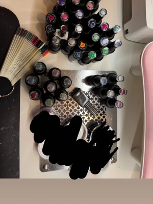 Naglar - Säljer ett stort set med gellac. Dom 8 färger som står med varandra till vänster är reflex och dom 6 som står med varandra till höger är cat eye. Alla färger är i princip fulla, de mesta är endast målad på sticka. Base & top från Fyi. ALLT INNEHÅLLER TPO, men om man inte har företag så får detta användas. 75kr/st eller 2100 för allt