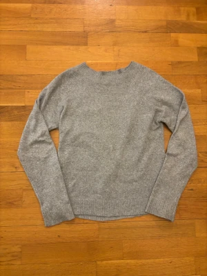 Grå stickad tröja - Grå stickad tröja med rund hals och långa ärmar. I bra skick ifrån vero moda i storlek xs. Pris kan diskuteras! 💕