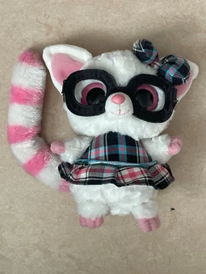 Gulligt gosedjur med glasögon. - Sött vitt tvättbjörn med svarta glasögon och fin kjol. Fint skick.
