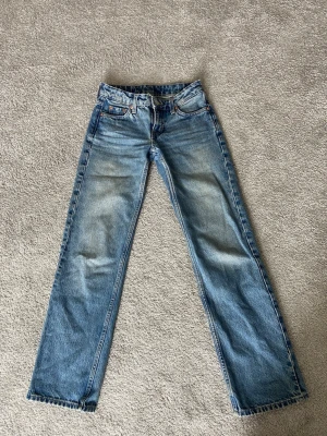 Low waist jeans - Low waist jeans ifrån weekday. Modell arrow. Dom är i mycket bra skick. Storlek waist 23 längd 30