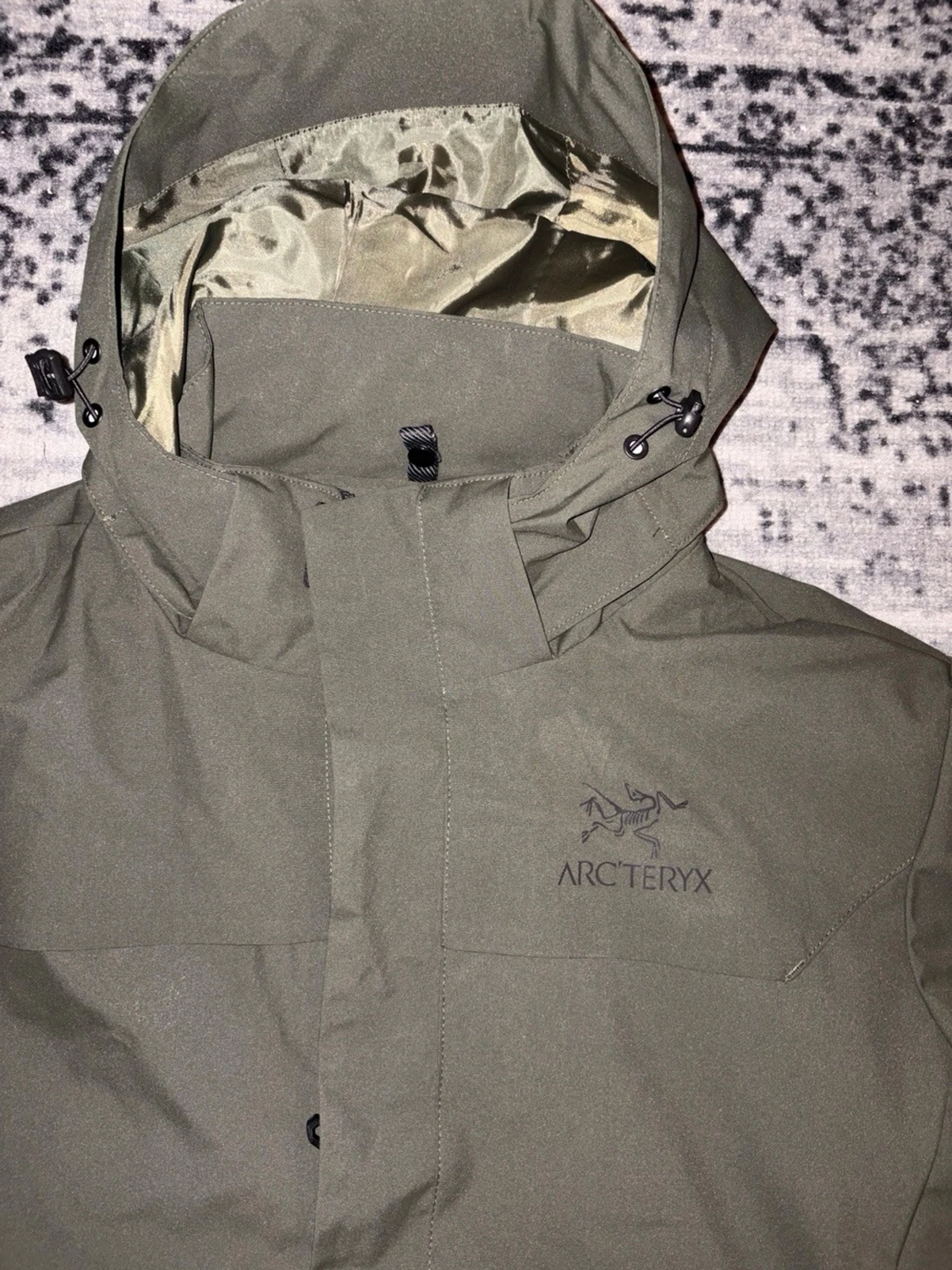 Olivgrön vindjacka från Arc'teryx - 2