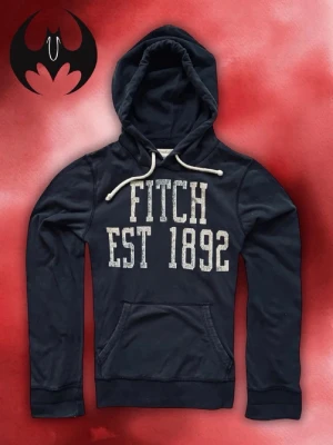 Mörkblå Abercrombie & Fitch hoodie - Mörkblå Abercrombie & Fitch Est 1892 hoodie | bra skick | Size M/L | Längd: 70cm Bröstvidd: 52cm Armlängd: 72cm | Modell, 178cm 60kg | Lägg endast bud med avsikt att köpa, inga fördröjning! | Pris är inte hugget i sten!