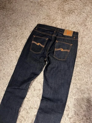 Nudie jeans lean dean dry denim slim fit  - Nudie jeans modell lean dean. Dry denim som får snygga fades med tiden. Nytt skick inga defekter. Storlek 30-32. Postar antigen samma dag som köp eller dagen därpå🙌💯