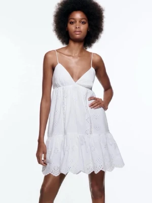 Vit klänning - Säljer denna klänning från Zara. Kontakta vid frågor eller intresse❣️