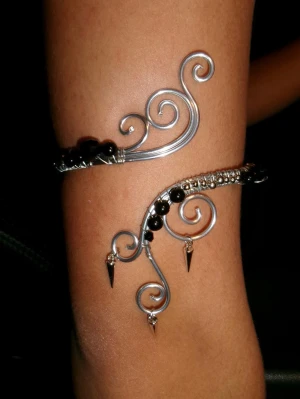 Armcuff  - Finns både i silver och guld💞 Lättböjd material som är enkel att justera. Vid osäkerhet, skriv gärna din till mig din omkrets på armen🥰 Jag gör även customs!