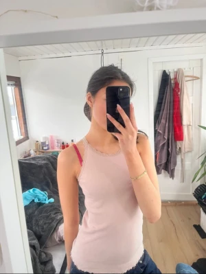 Rosa ribbad linnetopp - Rosemunde undertröja. Inga tecken på slitage. Bor i Danmark, skickar till alla länder.