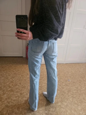  ljusblå raka jeans - Säljer ett par klassiska ljusblå jeans från lager 157 med rak passform och midwaist. Jeansen har fem fickor, bälteshällor och en snygg vintagekänsla. Perfekta till en avslappnad look och passar till det mesta.