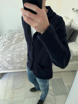 Blå kofta från Massimo Dutti - Säljer en snygg kofta från Massimo Dutti. (lite stor för mig så bilderna blir lite missvisande) 😊———————————————————————————                                                      📐| Storlek: XL                                                        👖| Märke: Massimo Dutti                                       🔎 | Skick: Mycket bra                                            ✍🏻 | Skriv om du har några frågor