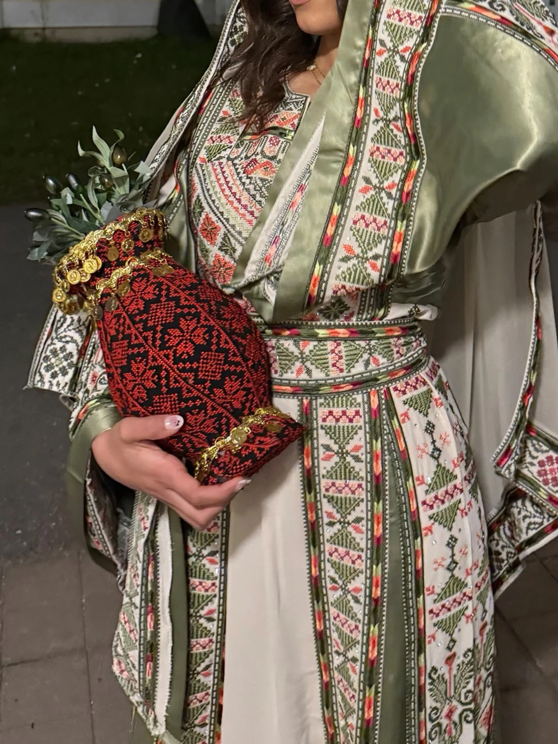 Traditionell långklänning med broderi