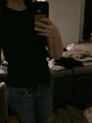 Svart tight t-shirt i bomull - En enkel och stilren svart t-shirt med tight passform. T-shirten är kortärmad och gjord i mjukt bomullsmaterial. Från Zara 