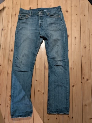 2000-talet Levis 501/bootcut - 501 fast sitter lite bootcut. Från 2000 talet vilket gör de lite dyrare. HÅL VID ENA KNÄET. W29/30