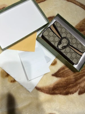 Mormors gamla väska - Mormors gamla beige väska som hon själv sytt ihop.