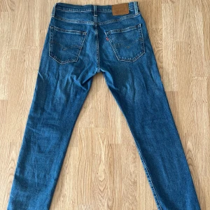 Levi’s Jeans - Säljer dessa Levis 502 jeans i mycket bra skick! Riktigt snygg färg och stilren modell som passar till det mesta. Modellen är 502, vilket innebär en ”taper fit” och en klassisk tvätt. Hör gärna av dig om du har frågor eller undrar något. 👖🍾