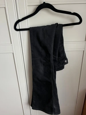 Svarta cheap monday jeans - Svarta jeans frpn cheap monday. Jeansen är i strl  24/32. Jeansen är ganska uträttade och lite slitna längst ner 💕