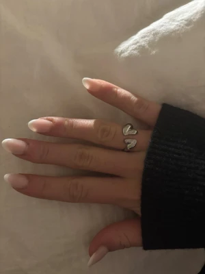 Silverring med hjärtan - En jättesöt hjärtring i silver. Helt i rostfritt stål, nyskick och justerbar. Skriv till mig vid fler frågor/bilder❤️