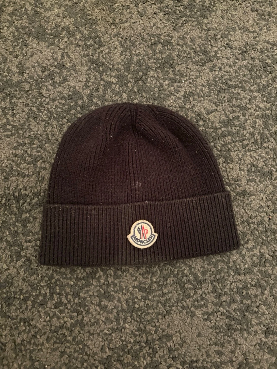 Svart ribbstickad mössa från Moncler