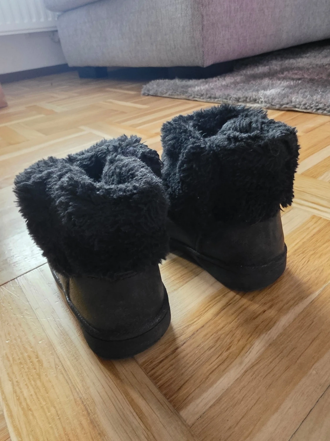 Svarta fluffiga boots med brodyr - 2