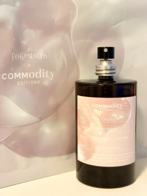 Commodity Milk Orchid edp 100 ml - Upptäck virala Milk Orchid från Commodity, skapad i samarbete med Perfumerism. Doften har inslag av kokosmjölk, mandelblomma, vanilj och sandelträ för en mjuk och krämig känsla. Finns inte att beställa i denna upplaga längre. Kommer i originalförpackningen. 90 ml kvar. Givetvis förvarad mörkt, torrt och svalt. 