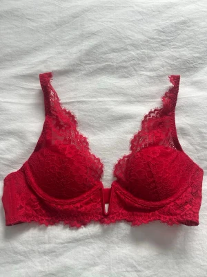 Röd spets-bh - Snygg röd bh från H&M som är helt oanvänd, endast testad. Lappen är bortklippt. Bh:n har lite v-ringning framtill! Storlek 75A💕