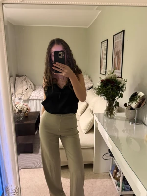 Beige kostymbyxor med hög midja - Snygga beige kostymbyxor med hög midja och raka ben. Byxorna har en enkel design utan synliga fickor och är tillverkade i ett lätt och luftigt material. Superbra passform