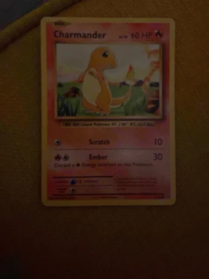 Charmander Pokémonkort - Säljer ett original Pokémonkort med Charmander-motivet. Kortet har en orange och gul design med klassisk Pokémonlogga på baksidan. Perfekt för samlare eller dig som vill utöka din kortlek. Materialet är laminerad papp.