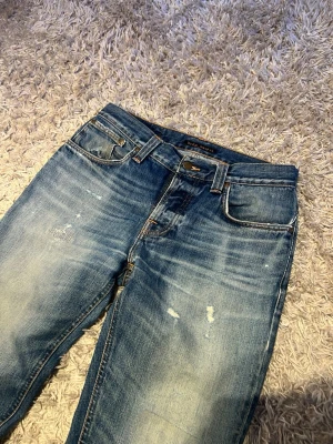 Nudie jeans slim straight fit grim tim fade wash archive w32 - Nudie jeans modell grim Tim med en lite lösare passform slim/straight. Har några schyssta lagningar samt en riktigt snygg tvätt. Storlek 32/34 på lappen men mår pt 32/32 hållet. Podtas antigen samma dag som köp eller dagen därpå💯🙌