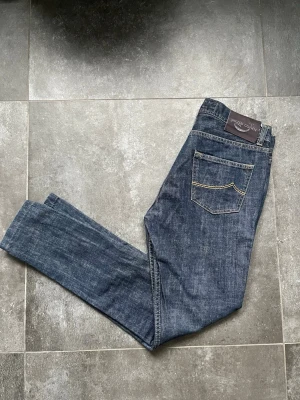 Jacob Cohen jeans  - Tjena, säljer nu dessa riktigt snygga och populära Jacob Cohen jeansen, de är i bra skick, inga skador, storlek: 30, modellen på bilden är 180 cm och väger 64 kg, hör av er vid frågor och funderingar🙌🤝 