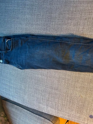 Mörkblå slim fit jeans från Replay - Säljer ett par mörkblå slim fit jeans från Replay Jeansen har klassisk femficksdesign, normal midja och smal passform hela vägen ner. Materialet är mjukt och stretchigt denim som sitter snyggt och bekvämt. Perfekta till en avslappnad stil.