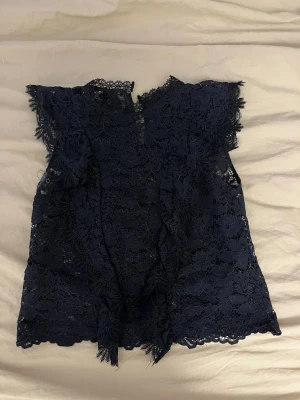 Mörkblå spetsblus från Zara - Mörkblå spetstopp från Zara!!