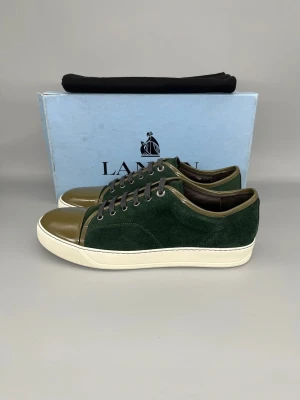 Lanvin Dbb1 Patent Cap Toe Skor Grön mocka - • The shoes have only been tried once indoors and are in like-new condition  • Size: EU44 / UK10 (fits like a 45)  • Color: Green  • Retail price: 5000 SEK / 450€  • Box & dustbag included 