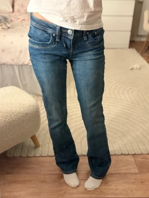 Lowrise bootcut Ltb jeans - Lowrise bootcut jeans från Ltb, sparsamt använda. Modell: Valerie , Storlek W24 L32. Nypris är cirka 1000kr 🩷 passar mig som brukar ha XXS/XS i jeans! 