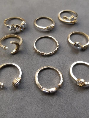 9-pack ringar  - 9 st ringar med olika former och mönster. Materialet är alloy. (#619)