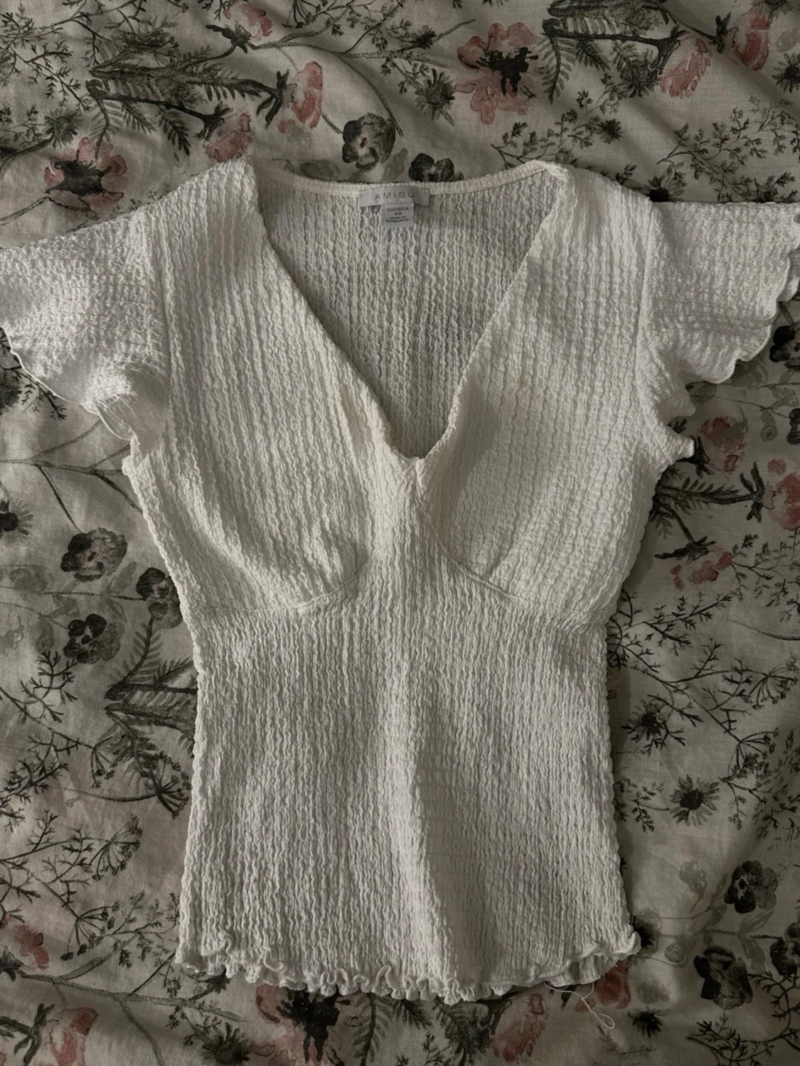 Vit v-ringad blus med volangärm