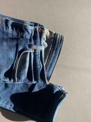 Nudie jeans grim Tim  - Säljer nu dessa riktigt snygga grim Tim idgo myth Nudie jeansen i riktigt bra skick, st 31, 32 bara höra av dig vid minsta fråga eller fundering och pris kan absolut diskuteras. Nypris 1600