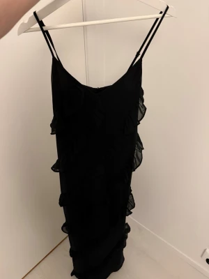 Svart volang klänning från Boohoo - Svart volang klänning från Boohoo i small.