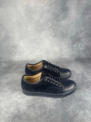 Lanvin DBB1 - Skick: 8,5/10. | Ingår: endast skorna. | Nypris: +- 5200 SEK. | Storleken är UK8.