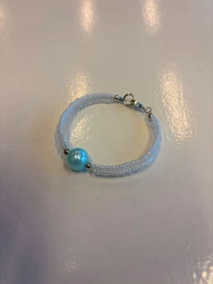 Handgjort Pärlarmband - Handgjort smycke av oss i högkvalitativa pärlor och kedja i rostfritt stål. Vid eventuella frågor skicka DM 😇