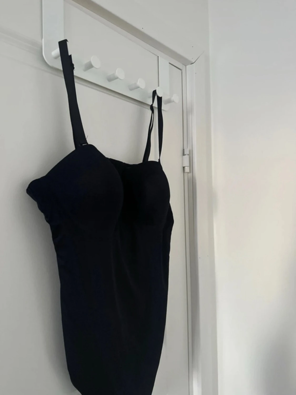 Svart body med smala axelband - 3