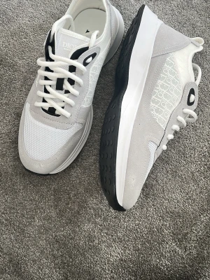 B25 - Helt nya, säljes billigt pga missfärgning. Storlek 40