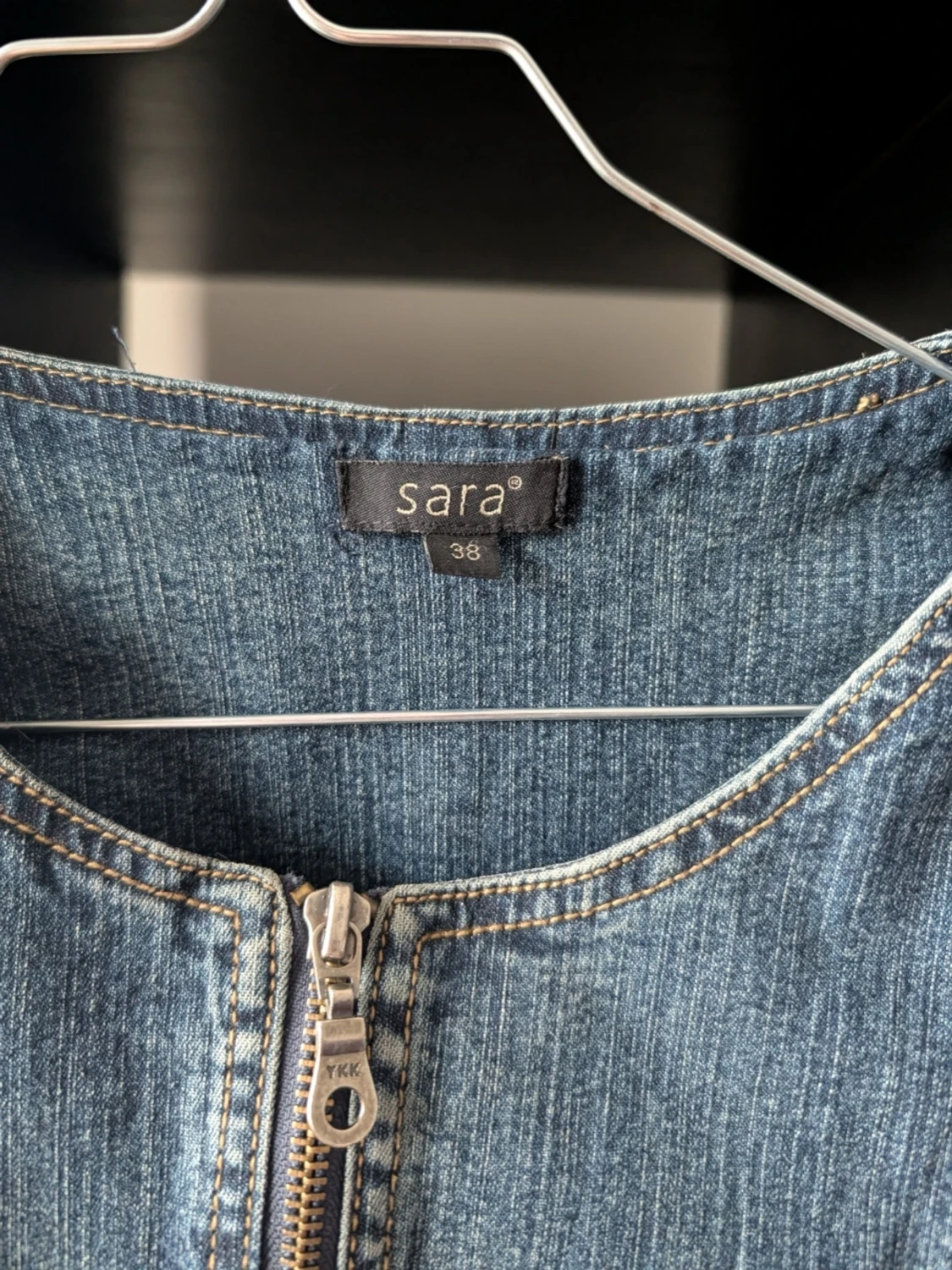 Blå jeansjacka med snörningsdetaljer - 2