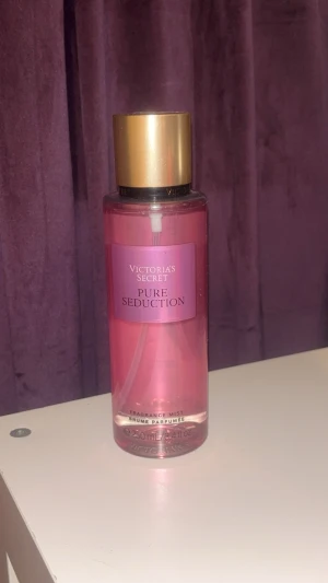 Victoria's Secret Pure Seduction mist - Fräsch och fruktig body mist från Victoria's Secret i doften Pure Seduction. Doftar plommon, melon och fresia. Endast testad en gång annars helt ny.